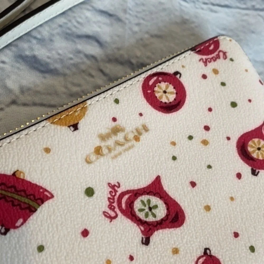 Coach Corner Zip Wristlet Ornament Print - Picture 3 of 6